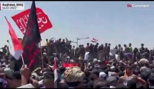 En Irak, des manifestants, partisans d'un influent leader chiite, envahissent le Parlement