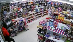 Etats-Unis: Regardez les images de cet homme de 80 ans en Californie qui tire sur un voleur armé qui voulait commettre un braquage dans son magasin - VIDEO