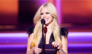 GALA VIDÉO - Les stars et la théorie du complot (4/9) : Avril Lavigne serait morte