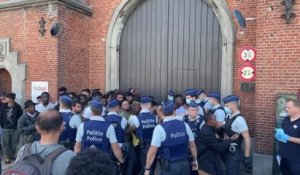 Situation tendue entre policiers et demandeurs d'asile au Petit-Château