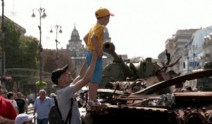 L’Ukraine moque la Russie avec un «défilé» de  blindés détruits pour célébrer sa fête d’indépendance