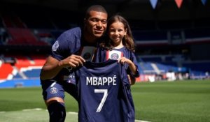 Accueillie en héroïne par les supporters du PSG, la petite Camille a rencontré son idole Mbappé