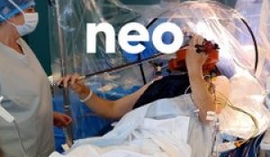 Ce neurochirurgien retire une tumeur au cerveau pendant que son patient joue de l'alto