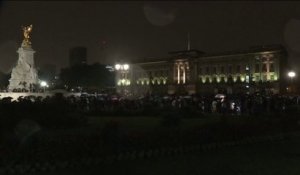 La foule scande "Longue vie au roi !" devant Buckingham Palace