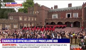 "Hip hip, hourra !": les cris du public du palais de Saint-James après que Charles III a été proclamé roi