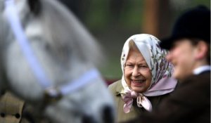 VOICI : Elizabeth II "frêle" : la photographe qui a pris sa dernière photo officielle, deux jours avant sa mort, se confie"