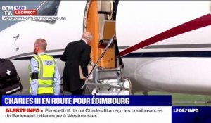 Le roi Charles III monte dans l'avion en direction d'Édimbourg
