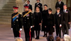 William, Harry et les autres petits-enfants de la reine se recueillent devant son cercueil