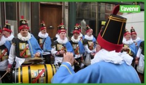 Namur: les Molons assurent la sortie de la messe en wallon