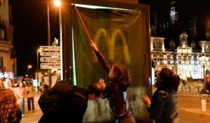 À Paris, ces militants anti-pub recouvrent les panneaux lumineux qui «gaspillent de l'énergie»