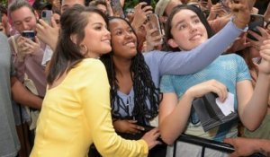 VOICI : Selena Gomez et Hailey Bieber posent ensemble lors d'un gala, les internautes sont sous le choc