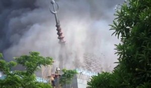 Indonésie: le dôme géant d'une mosquée s'effondre en plein Jakarta lors d'un incendie
