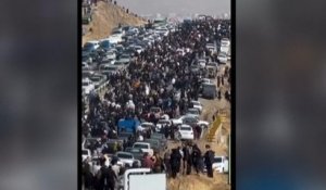 Des milliers d’Iraniens marchent pour  Mahsa Amini, 40 jours après sa mort, malgré le danger