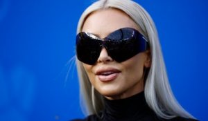 VOICI - Kim Kardashian dévoile son costume pour Halloween et c'est bluffant