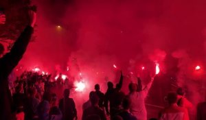 OM-TOT. Les Ultras accueillent le bus des Marseillais en fanfare