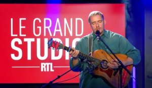 Dermott Kennedy interprète  " Kiss me " dans le Grand Studio RTL