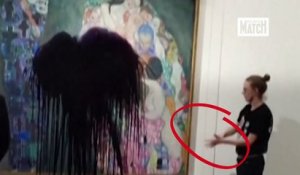 Des activistes écologistes aspergent de liquide noir un tableau de Klimt