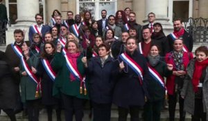 Des députés de la France insoumise brandissent un cintre, un symbole pro-IVG, devant l'Assemblée nationale,