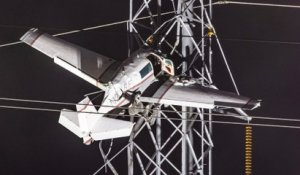 États-Unis : un avion s'encastre sur un pylône électrique, les deux occupants gravement blessés