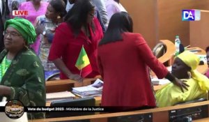 Chaos à l'Assemblée Nationale au Sénégal : Une députée se fait gifler, des chaises qui volent, des cris, des insultes... Regardez les images surréalistes