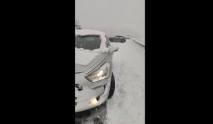 Les images d'automobilistes bloqués sur l'A75 en Lozère à cause de fortes chutes de neige