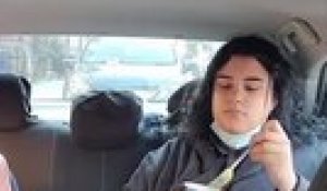 Une passagère mange dans un Uber, refuse de quitter la voiture après avoir été exclue et appelle la police