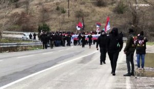 Des Serbes d'ultra-droite manifestent à la frontière du Kosovo