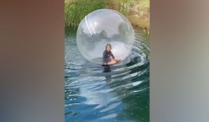 Elle essaye de marcher sur l'eau à l'intérieur d'une bulle de plastique