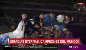 Coupe du monde: Lionel Messi et plusieurs joueurs ont évité un drame de justesse lors des célébrations de la victoire en Argentine