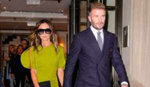 « Nous étions suivis par des fans et des paparazzi » : Victoria Beckham se confie sur les débuts de sa relation avec David Beckham