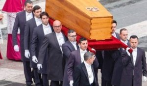 Funérailles de Benoît XVI : Pourquoi le pape repose dans trois différents cercueils ?