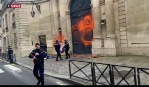 Paris : des militants de Dernière Rénovation recouvrent la façade de Matignon de peinture orange
