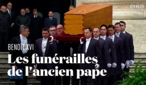 L'arrivée du cercueil de Benoît XVI sur la place Saint-Pierre pour les funérailles de l'ancien pape