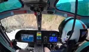Un conducteur, soupçonné de s’être volontairement jeté d’une falaise avec sa famille à bord, arrêté après que la famille a miraculeusement survécu à une chute d’environ 75 mètres dans le nord de la Californie - VIDEO