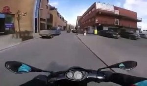 Ce motard se fait rouler sur le pied et se venge