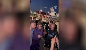 Manchester City - Les joueurs et le staff chantent “Your song” à Elton John à l’aéroport