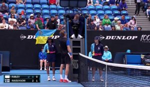 Des spectateurs affichent un drapeau ukrainien lors du match entre Rublev et Ruusuvuori