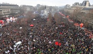 Manifestation à Paris : la place de la République noire de monde