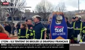 Manifestation contre les retraites : L'image de cet homme en noir qui veut brûler un drapeau français à Lyon révolte les internautes et les manifestants