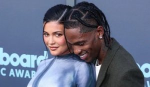 Kylie Jenner et Travis Scott dévoilent le prénom et le visage de leur petit garçon