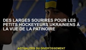 Grands sourires pour les petits joueurs de hockey ukrainiens à la vue de la patinoire