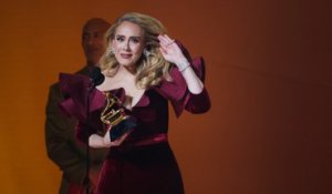 Adele dédie sa victoire à son fils aux Grammy Awards