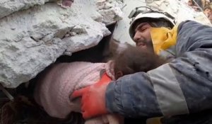 Séisme en Syrie : l'impressionnant sauvetage d'une famille entière coincée sous les gravats