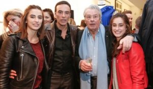 Alain Delon, Anthony et ses filles: soiree d'anniversaire, surprise complicité et bonheur en famille