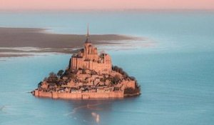 Les grandes marées transforment le Mont-Saint-Michel qui redevient une île, un événement rare
