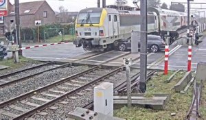 Accident spectaculaire sur un passage à niveau à Herne