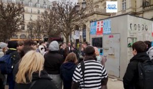 Les soutiens d’Alexeï Navalny installent une réplique de sa cellule d’isolement à Paris