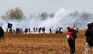 Premiers affrontements entre les forces de l'ordre et les manifestants à Sainte-Soline