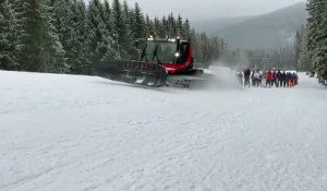 Pas de remontée mécanique... No problem, cette dameuse tire les skieurs