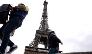 Réforme des retraites : les touristes découvrent la tour Eiffel fermée